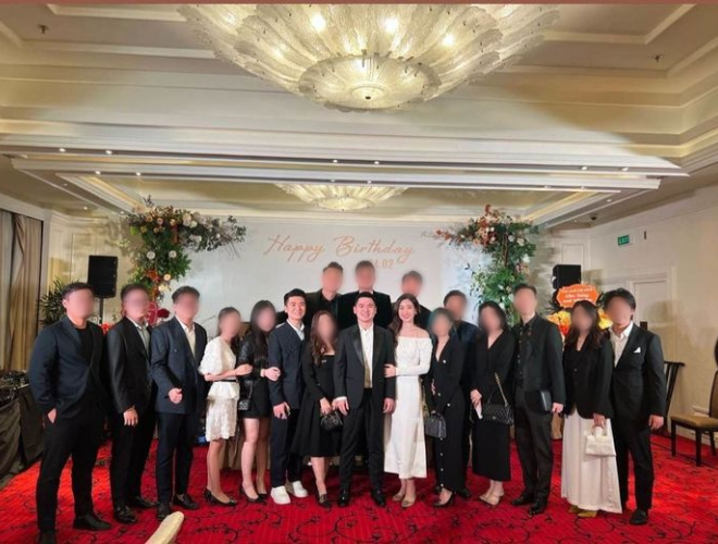 Khi chụp ảnh tập thể, bà xã Chủ tịch CLB Hà Nội khéo léo dùng tay che bụng.