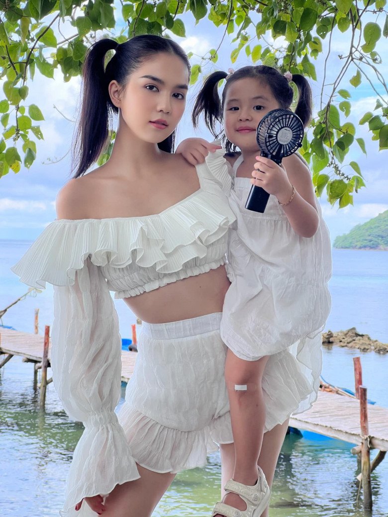 Nhờ trẻ trung, thon thả mà Ngọc Trinh lên đồ style thiếu nữ, năng động vẫn không bị lệch pha.