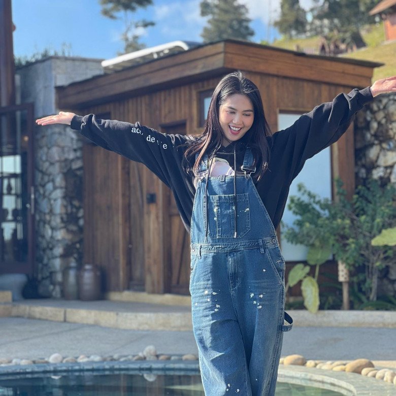 Những khoảnh khắc mộc mạc như thế này còn khiến Ngọc Trinh trông trẻ ra hơn nữa.