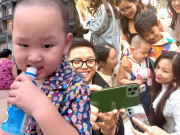 Thời trang - Soái ca 3 tuổi náo loạn phố đi bộ, miệng chưa dứt sữa nhưng ăn mặc phong cách, style nào cũng "cân đẹp"