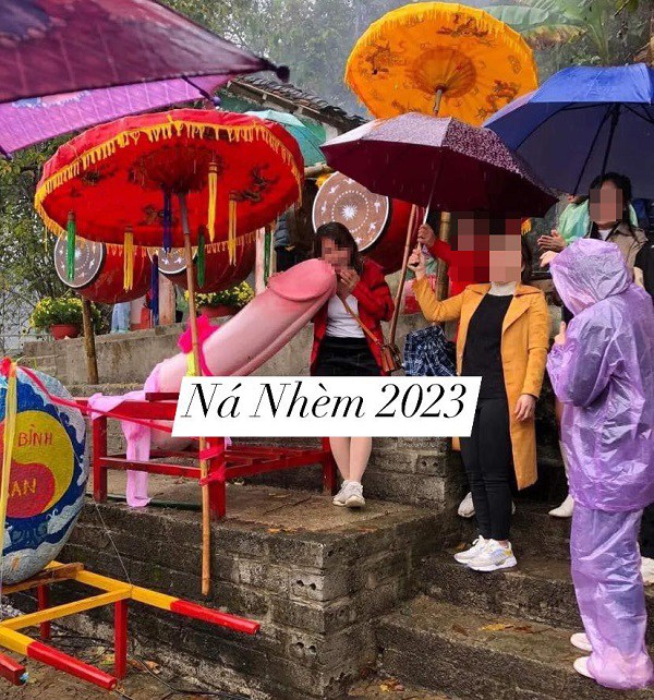 Năm 2023 và cả một số năm trước đó có không ít người chụp ảnh với những hành động dung tục, phản cảm.