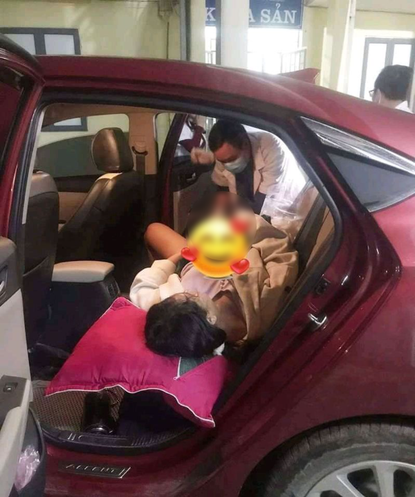 Khi xe taxi đi đến đoạn cách bệnh viện Đa khoa Đô Lương gần 1km thì em bé chào đời khiến các bác sĩ đã kịp thời đỡ đẻ cho sản phụ ngay trên ô tô.