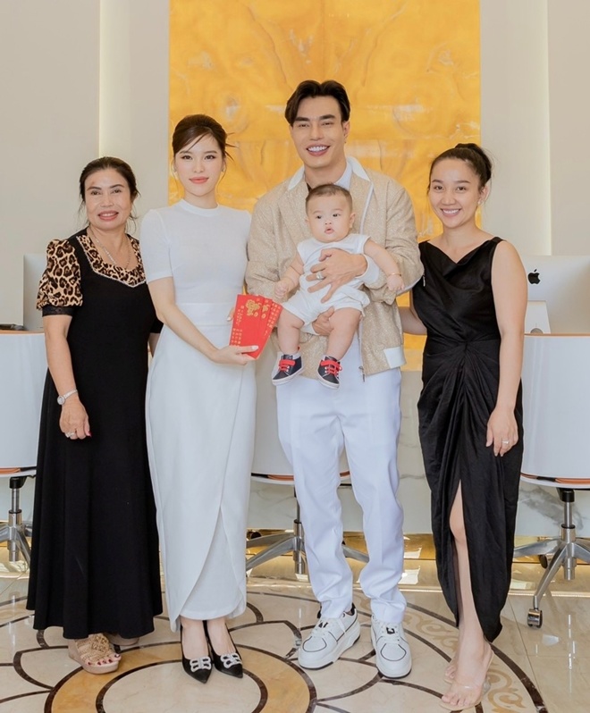 Sao Việt 24h: Ngỡ ngàng trước danh tính amp;#34;người yêuamp;#34; khiến Đàm Vĩnh Hưng yêu hơn cả chính bản thân mình - 15