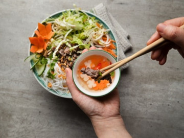 Bác sĩ choáng với viên sỏi to đến nửa cân trong thận người phụ nữ, cảnh báo nhiều thói quen rất nguy hiểm