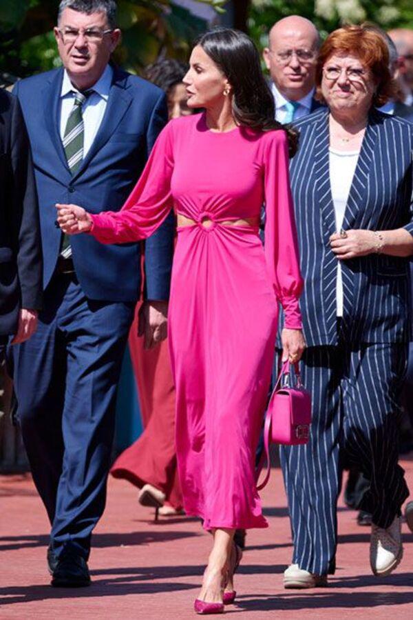 Mê diện đồ màu hồng, Hoàng hậu mặc đẹp hơn Kate Middleton khẳng định đẳng cấp sang nhưng không amp;#34;sếnamp;#34; - 6
