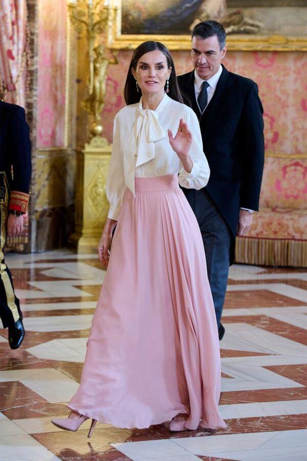 Mê diện đồ màu hồng, Hoàng hậu mặc đẹp hơn Kate Middleton khẳng định đẳng cấp sang nhưng không amp;#34;sếnamp;#34; - 2