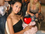 Làm mẹ - Mỹ nhân da trắng nõn lấy chồng châu Phi, con gái chào đời đi đâu cũng khiến mọi người trầm trồ