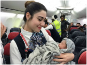 Bà bầu - Những khoảnh khắc đáng kinh ngạc khi em bé chào đời ngay giữa không trung