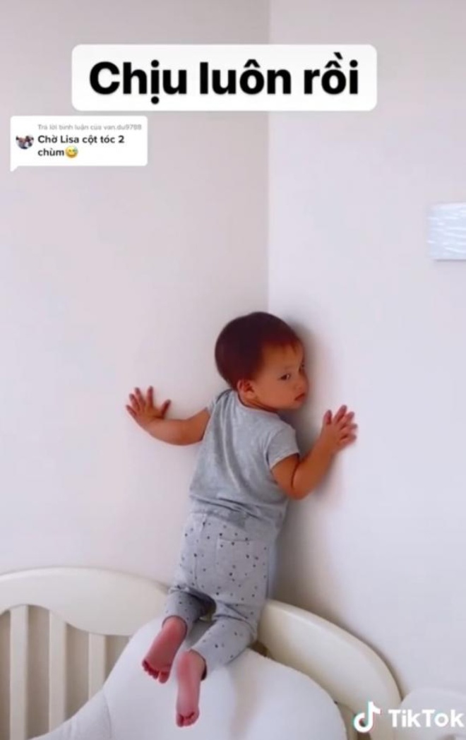 View - Hồ Ngọc Hà bất lực nhìn Lisa càng lớn càng đổi tính, leo trèo như người nhện, Leon lóp ngóp bò bên dưới