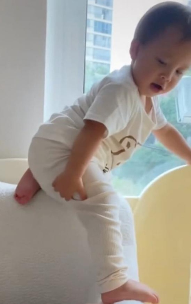 View - Hồ Ngọc Hà bất lực nhìn Lisa càng lớn càng đổi tính, leo trèo như người nhện, Leon lóp ngóp bò bên dưới