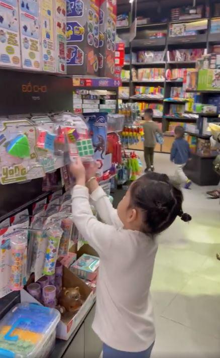 Con gái Phượng Chanel và Quách Ngọc Ngoan 4 tuổi sống trong biệt phủ triệu đô, đi siêu thị mua đồ không nhìn giá - 13