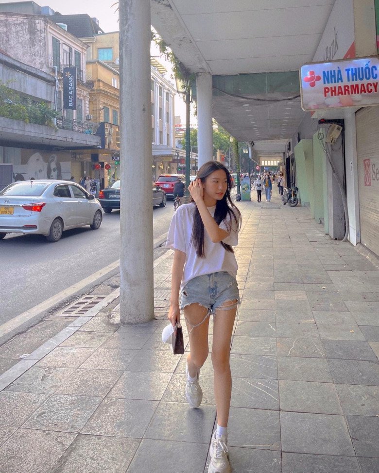Diện áo giấu quần, bạn gái Top 10 Hoa hậu của Đoàn Văn Hậu khéo léo biến tấu tránh hớ hênh - 8