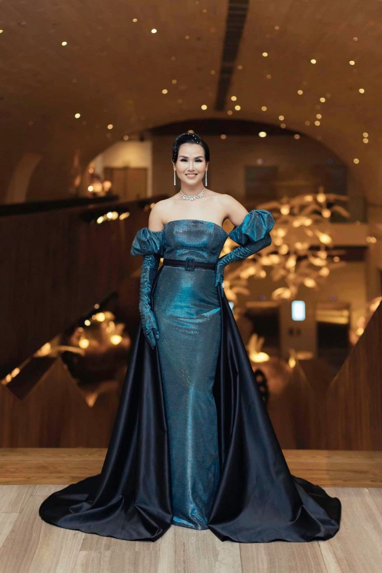 Tuy nhiên, khi ướm lên mình các thiết kế đặc biệt, Võ Hạ Trâm chưa thực sự gây bất ngờ lắm vì phần bụng kém thon.