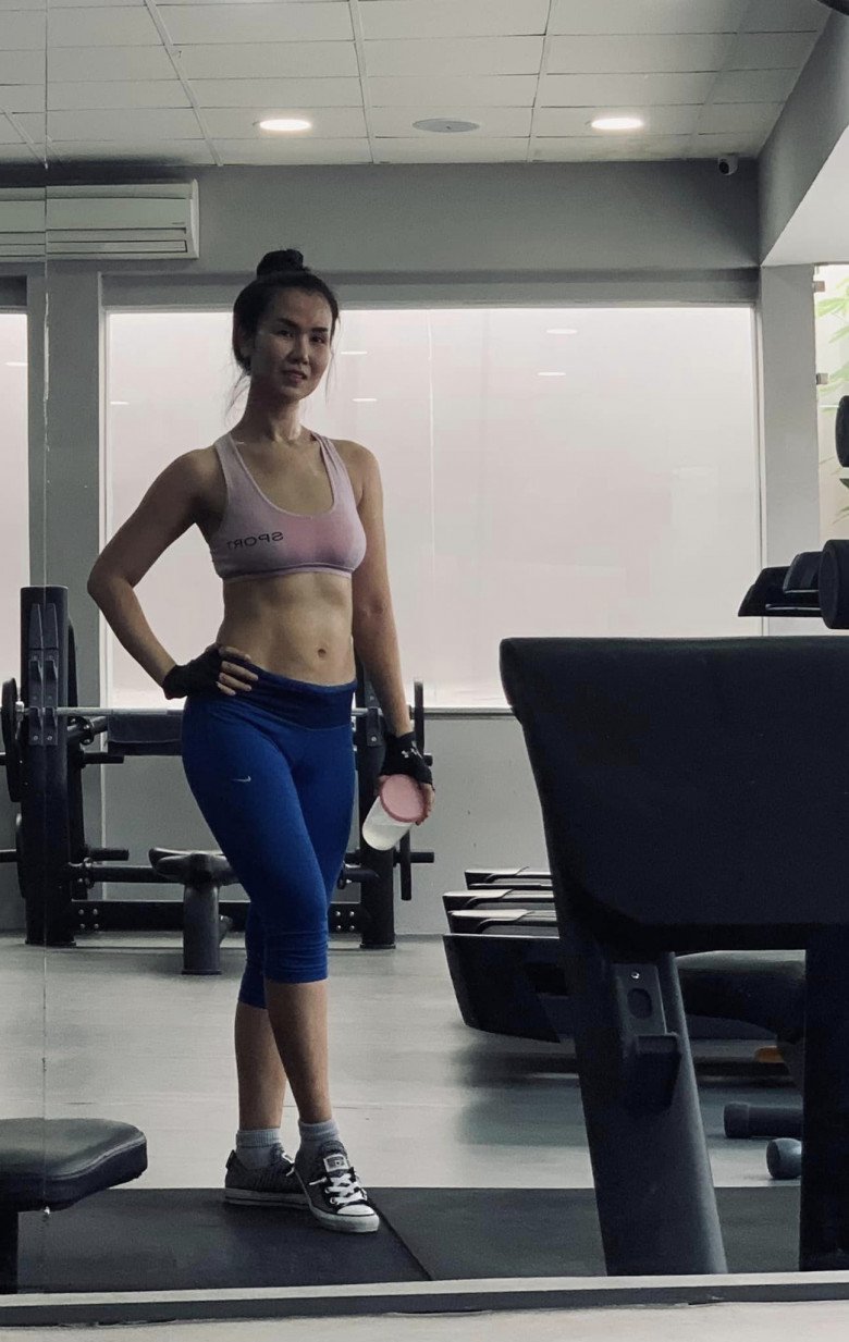 Võ Hạ Trâm mồ hôi nhễ nhại sau buổi tập luyện tại phòng gym. Thành quả của cô đạt được sau hơn 1 năm sinh bé Moon là đây! Cô thích thú check in trước gương với gương mặt toát lên vẻ mãn nguyện. 
