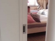 Làm mẹ - Lén nhìn qua khe cửa, mẹ bỉm thấy ghê khi thấy hành động của mẹ chồng dành cho cháu nội