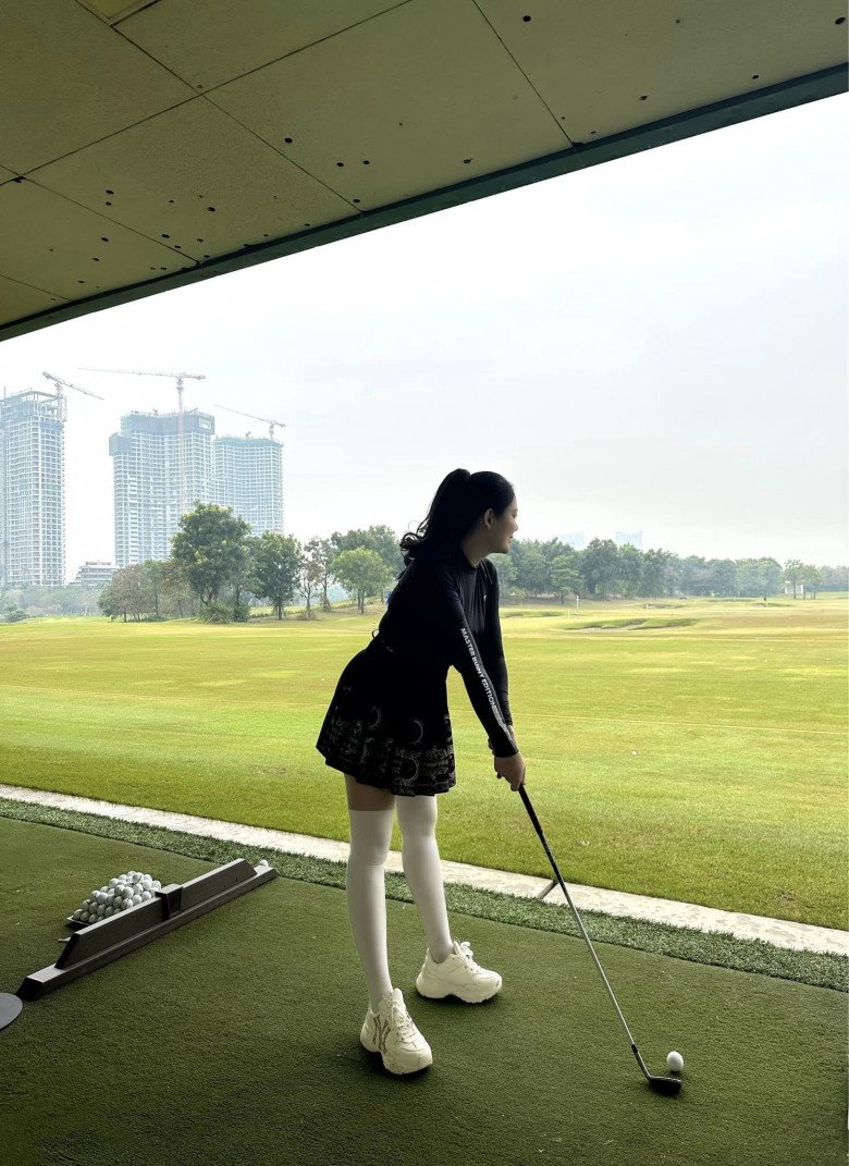 Cô thỉnh thoảng đi chơi golf để hội nhập với xu thế thời đại.