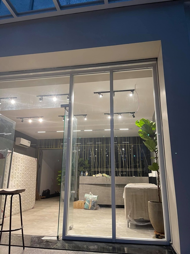 Sao Việt 24h: Lâm Khánh Chi hát nổi gân cổ ở đám cưới, giọng hát thều thào làm dân mạng amp;#34;không nghe được gìamp;#34; - 11