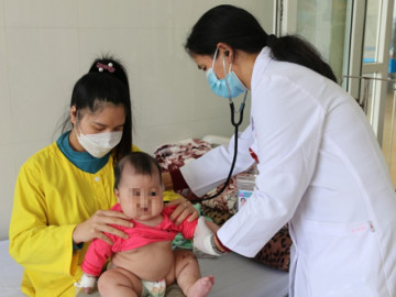 Bé gái sốt cao rồi nổi hình sao dưới da, đi khám phát hiện mắc căn bệnh nguy hiểm, dễ tử vong