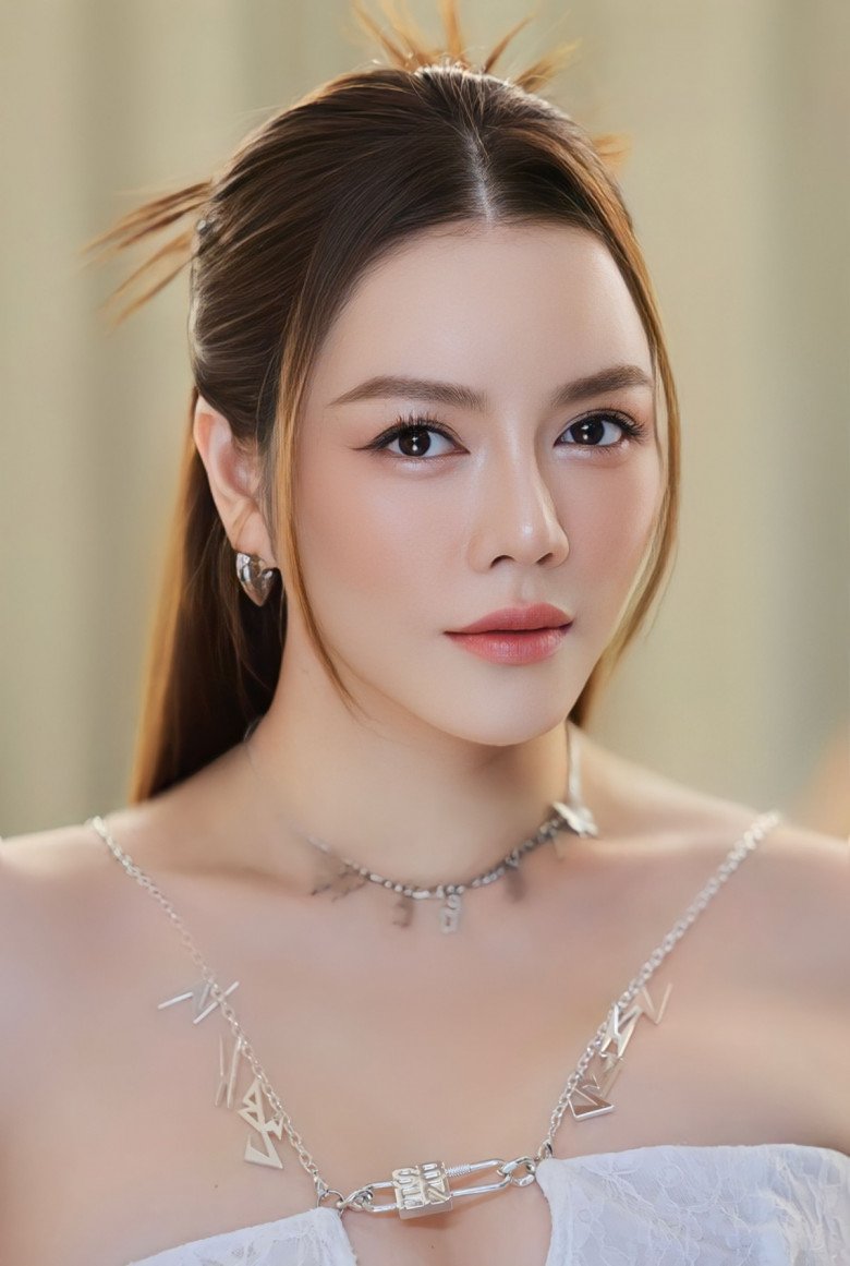 Tại đây, người đẹp chia sẻ về việc bị anti-fan xúc phạm.