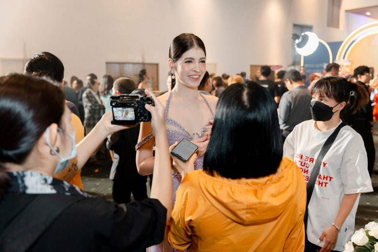 Sự góp mặt của người mẫu Andrea khiến người nhiều chú ý. Nữ người mẫu gốc Tây Ban Nha hiện hoạt động mạnh trên nền tảng TikTok cùng với em trai và bố. 