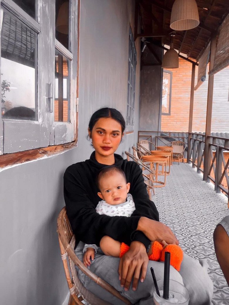 Sau sinh dù xa chồng 2 năm đi nghĩa vụ quân sự nhưng H Juin Ksor đã mạnh mẽ vượt qua quãng thời gian vất vả nhất và dần thay đổi bản thân từ gu ăn mặc đến cách trang điểm. (Ảnh: NVCC)