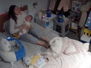 Làm mẹ - Mải xem điện thoại để con tự chơi, vài giây sau mẹ bỉm khóc thét khi thấy máu chảy ra từ mắt con