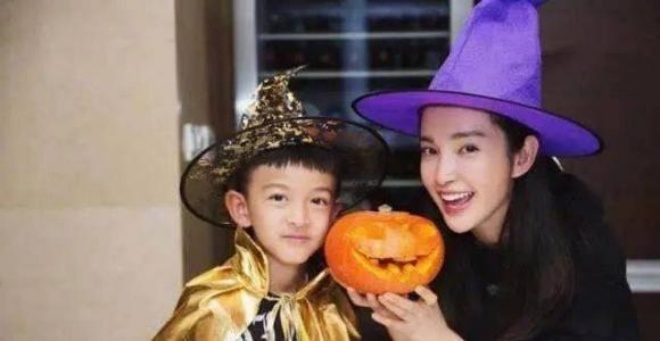 Nhưng cậu bé con trai của Lý Tuyết có khá nhiều điểm giống Lý Băng Băng.