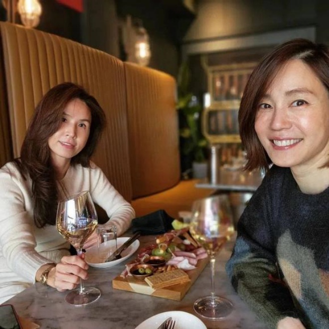 Cô thích tụ tập bạn bè.