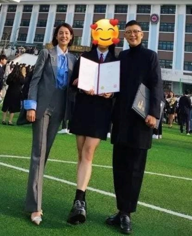 Cả hai đã có con gái cao lớn ngang ngửa bố mẹ.