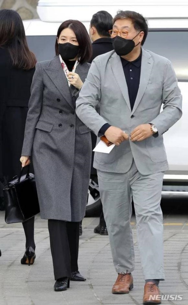 Bên cạnh vợ, đại gia Jeong Ho Young vẫn rất phong độ.