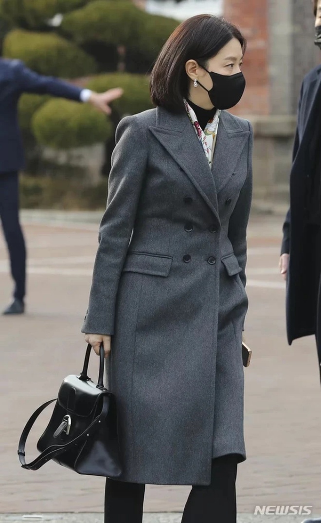 Diện đồ thanh lịch và đơn giản, Lee Young Ae thực sự thu hút dù bịt khẩu trang.