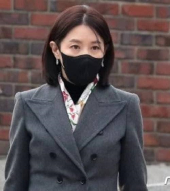 Cô sở hữu làn da trắng mịn màng dù đã ở tuổi trung niên.