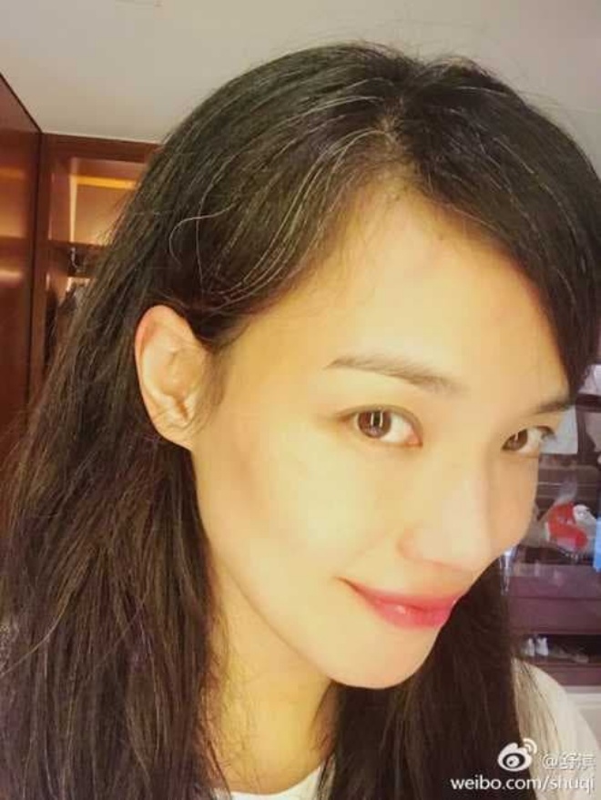 On Valentine's day, Thu Ky shows off her husband's photo, revealing her real beauty, the most shocking thing is her white hair - 5