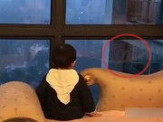 Làm mẹ - Con ngồi yên bất động trước cửa sổ, mẹ soi kĩ phát hiện cảnh tượng sau tấm kính nhà đối diện