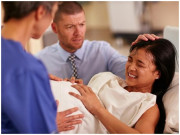 Bà bầu - Để đẻ con đúng giờ vàng, người chồng nhất quyết không ký giấy sinh mổ cho vợ dù cận kề nguy hiểm