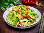 Bếp Eva - Mùa nồm dễ ốm, xào thịt với rau này vừa tươi ngon lại tăng đề kháng cực tốt cho sức khỏe