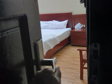 Chồng luôn đi làm về đúng giờ mỗi ngày, vợ bàng hoàng khi kiểm tra lịch sử chuyển khoản