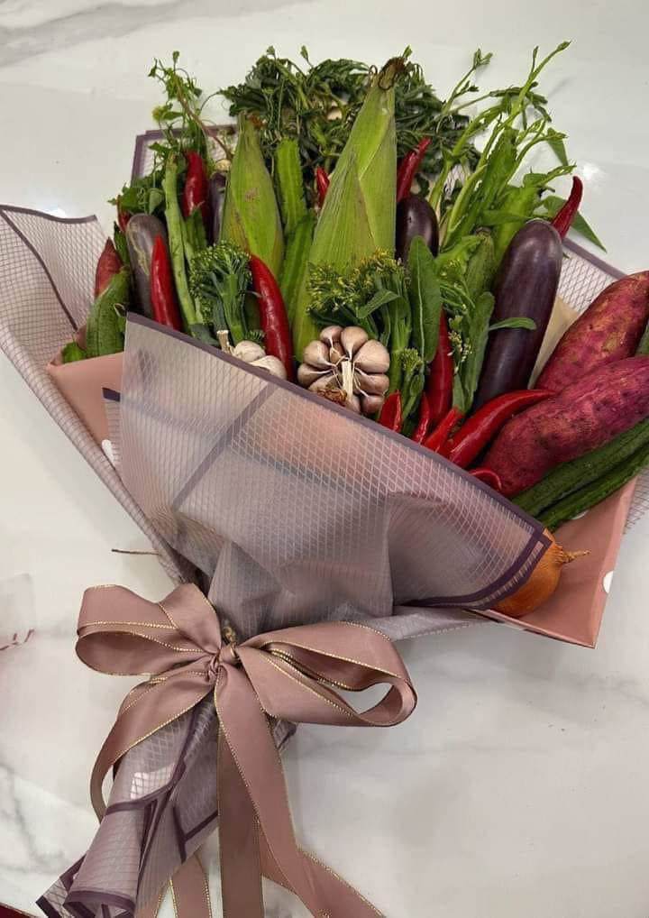 Bó hoa từ rau xanh, củ tỏi..độc lạ ngày Valentine