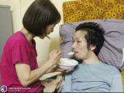 Tin tức - Người phụ nữ mang kiếp "tòng phu", 14 năm chăm chồng bại liệt và mong ước món quà nhỏ trong Ngày lễ Tình yêu