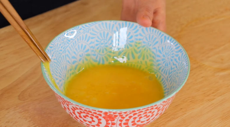 Canh cà chua trứng nấu kiểu này nước dùng ngọt lịm, trứng nổi vân đẹp mê ly - 5