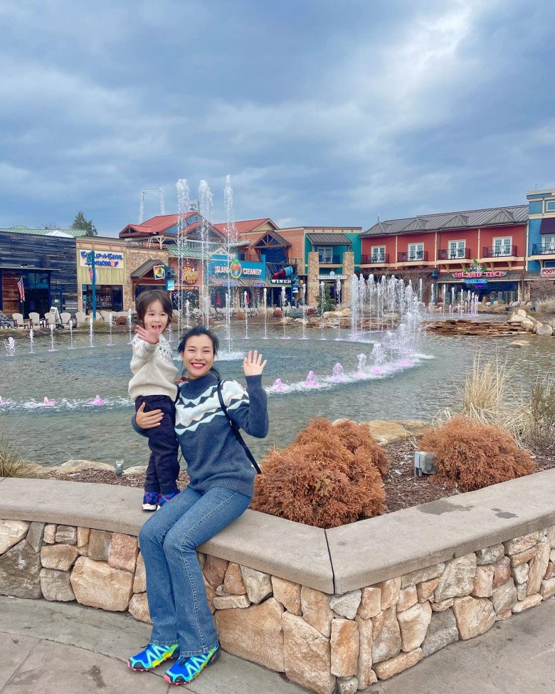 Hiện tại, Hoàng Oanh là mẹ đơn thân được công chúng quan tâm.