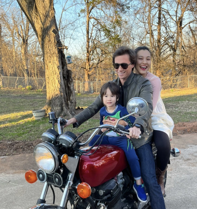 Ôm chồng cũ, Hoàng Oanh khiến dân tình đặt nghi vấn sắp gương vỡ lại lành.