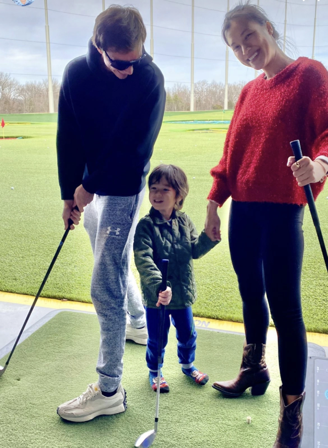 Cậu bé hạnh phúc khi được đi chơi nhiều nơi với bố mẹ.