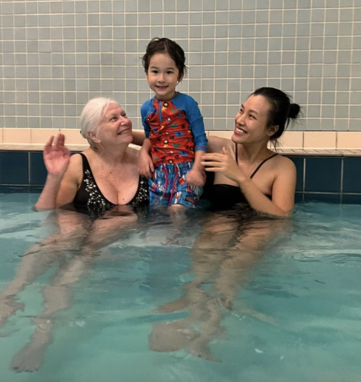 Jack Cole đăng tải khoảnh khắc mẹ ruột, con trai và vợ cũ đi bơi cùng nhau.