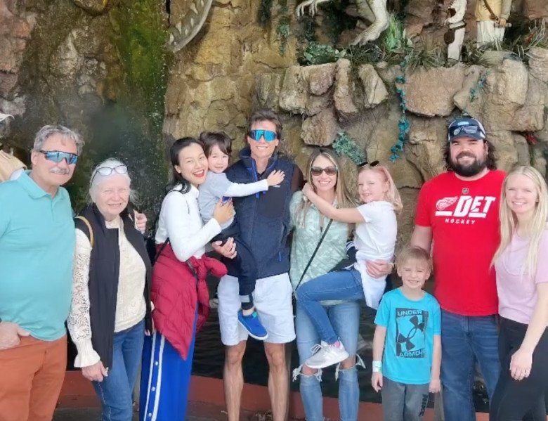 Hoàng Oanh đang đưa con trai sang Mỹ sum họp với bố và ông bà nội.