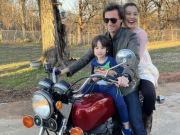 Giải trí - Hoàng Oanh cười rạng rỡ ôm eo chồng cũ Jack Cole, rộ nghi vấn "nối lại tình xưa"