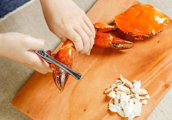 Tách phần thịt cua