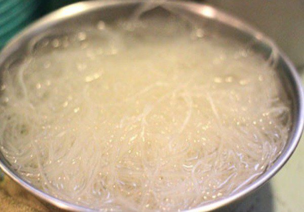 Miến dong ngâm nước ấm 10 phút