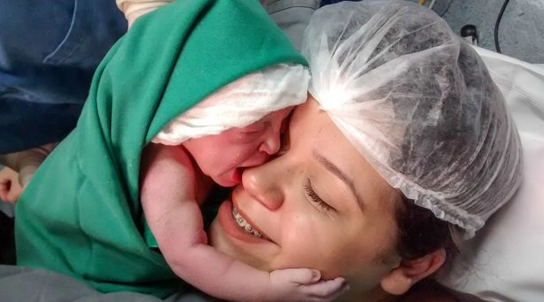 Em bé ôm lấy gương mặt mẹ, trao cho mẹ tình yêu theo cách đặc biệt. Đây quả là một khoảnh khắc rất đỗi ngọt ngào.