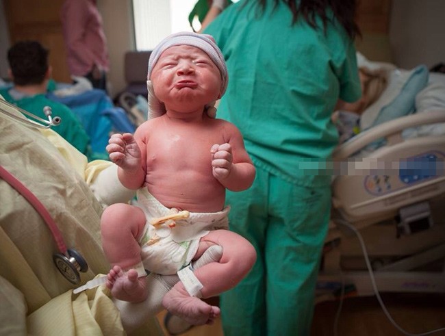 Thêm một biểu cảm đáng yêu khác của em bé khi chào đời. Dường như đứa trẻ vẫn chưa sẵn sàng chấp nhận thực tế là mình phải ra khỏi tổ ấm an toàn của mẹ để đến với thế giới rộng lớn hơn.